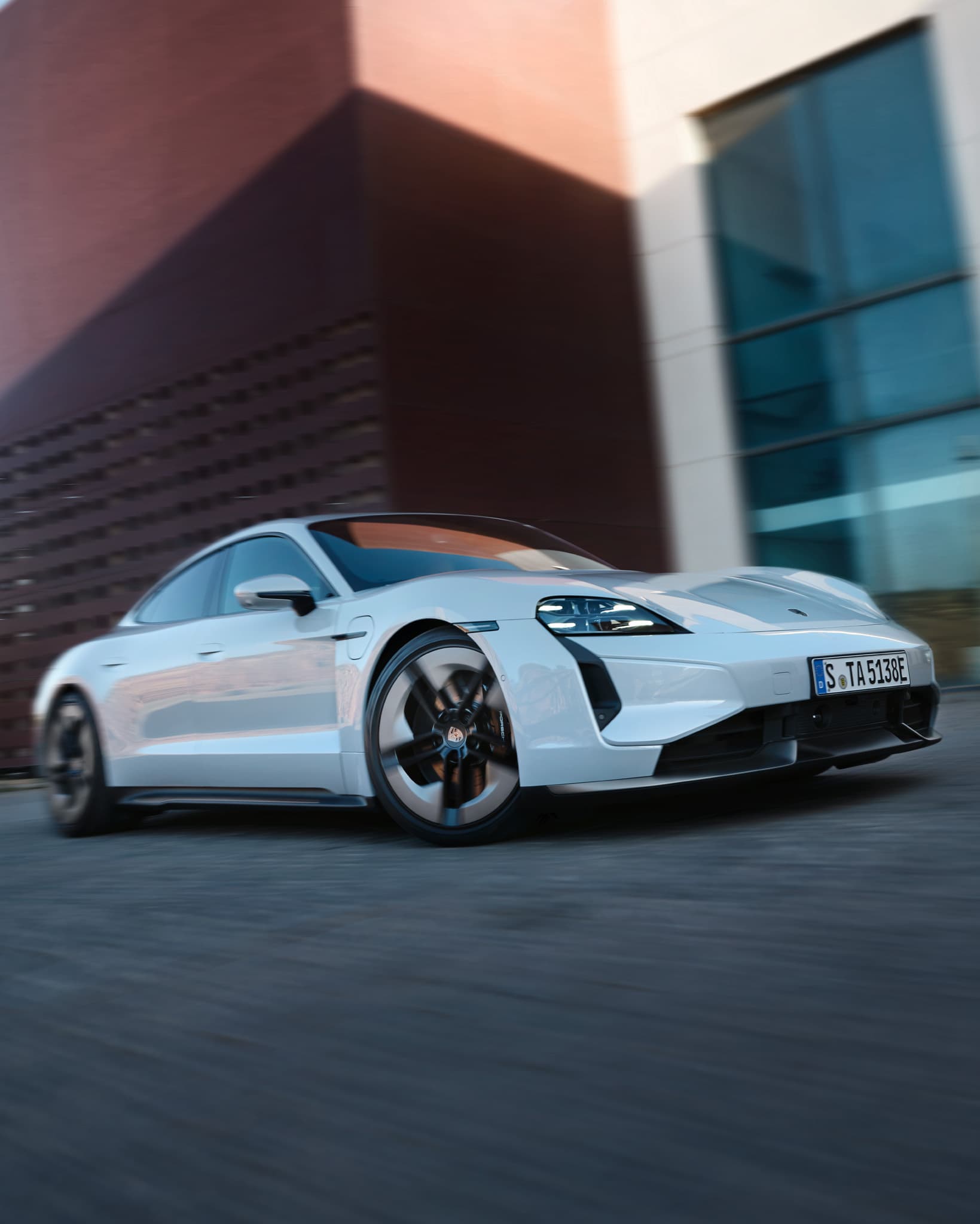 Porsche Taycan in Bewegung