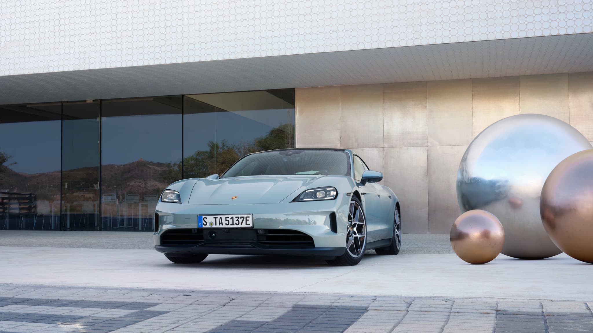 Porsche Taycan vor Gebäude
