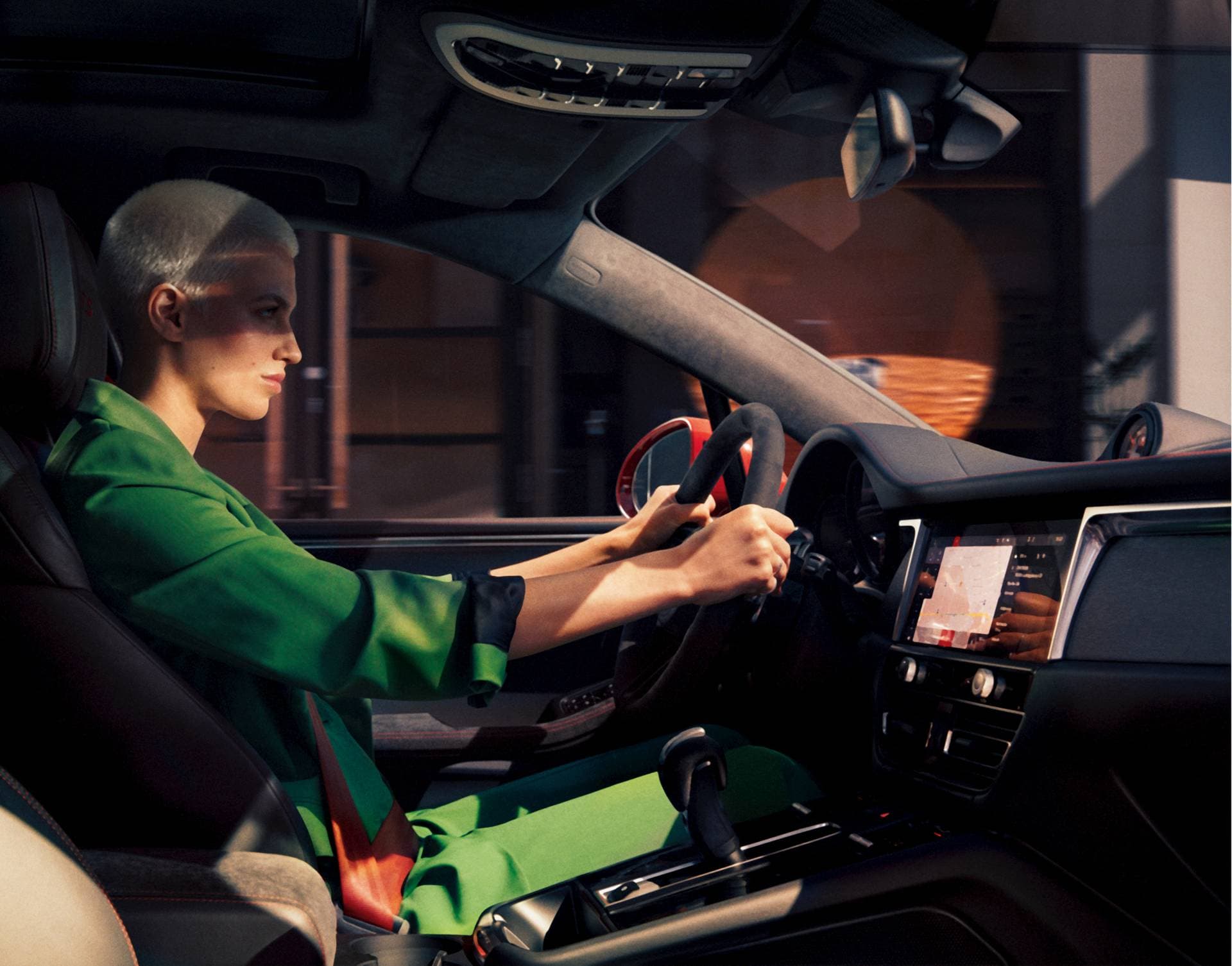 Porsche interior con mujer