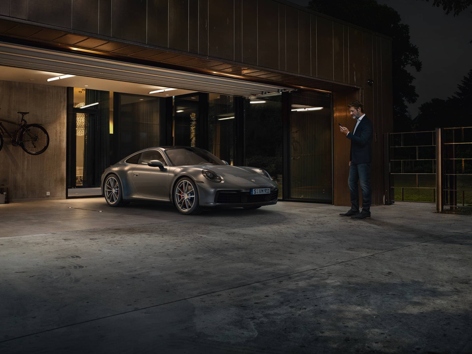 ガレージのダークブルーのポルシェ911