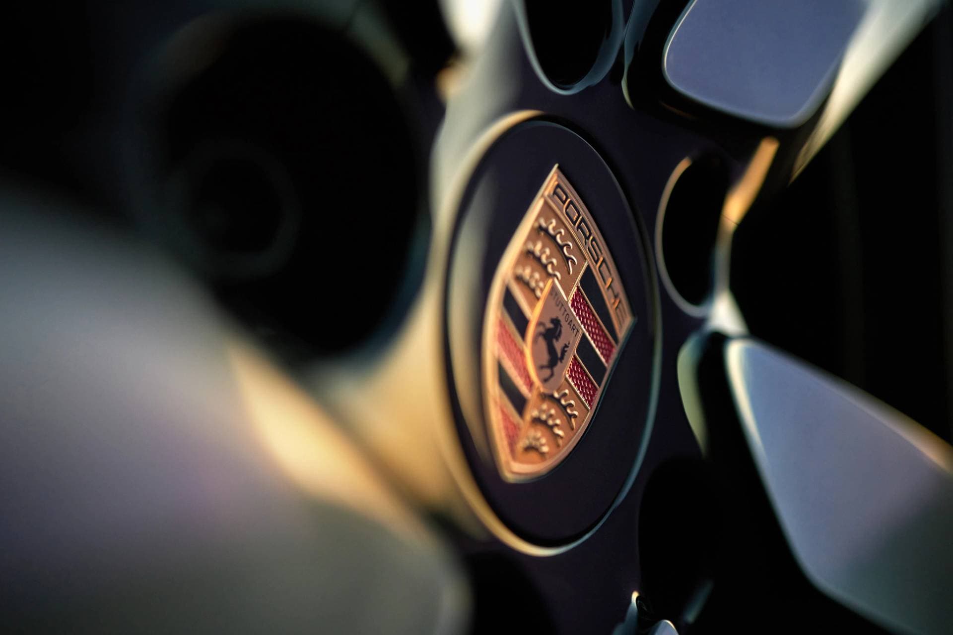 Une femme avec une Porsche