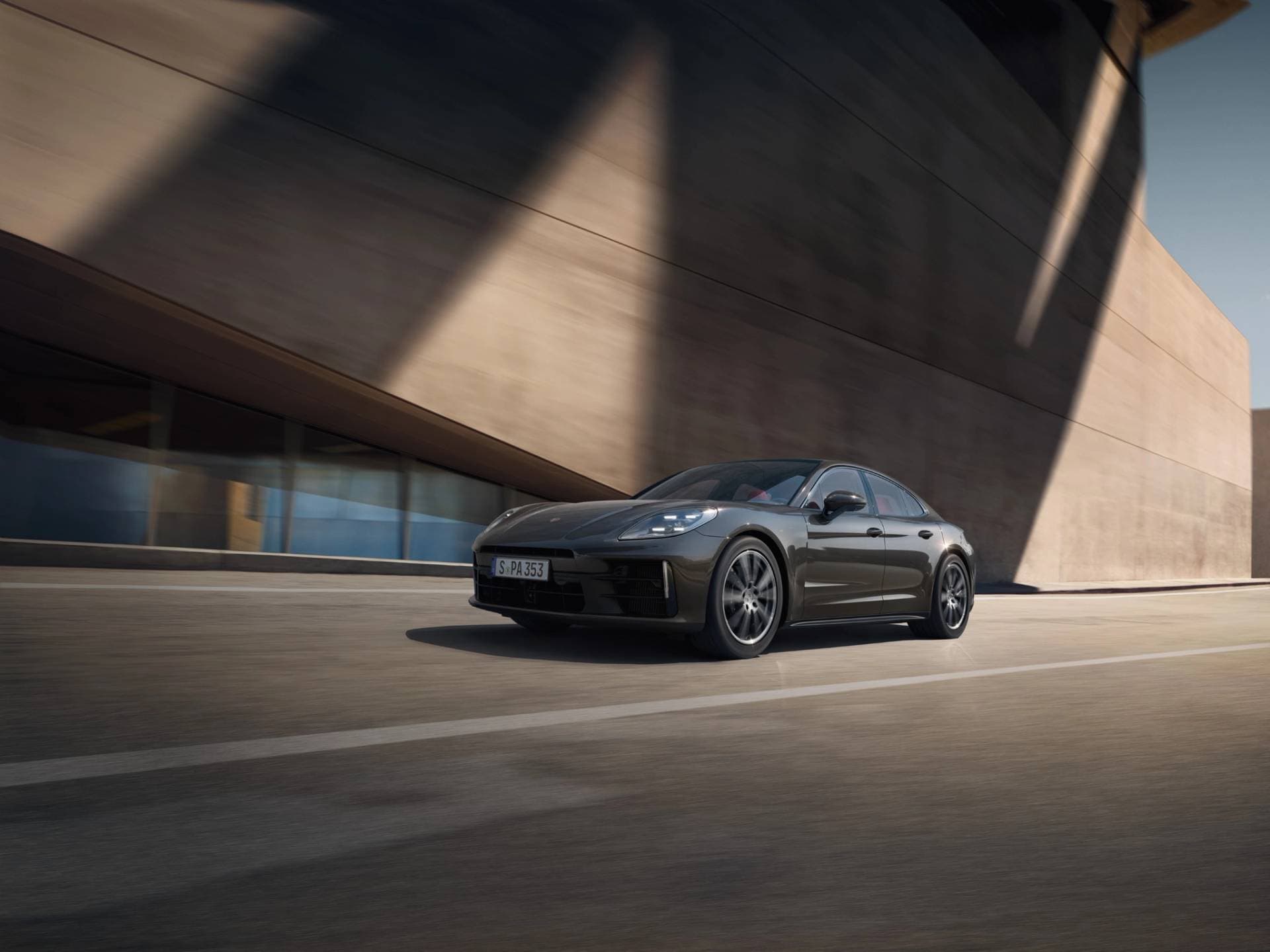 Porsche Panamera fährt sportlich davon.