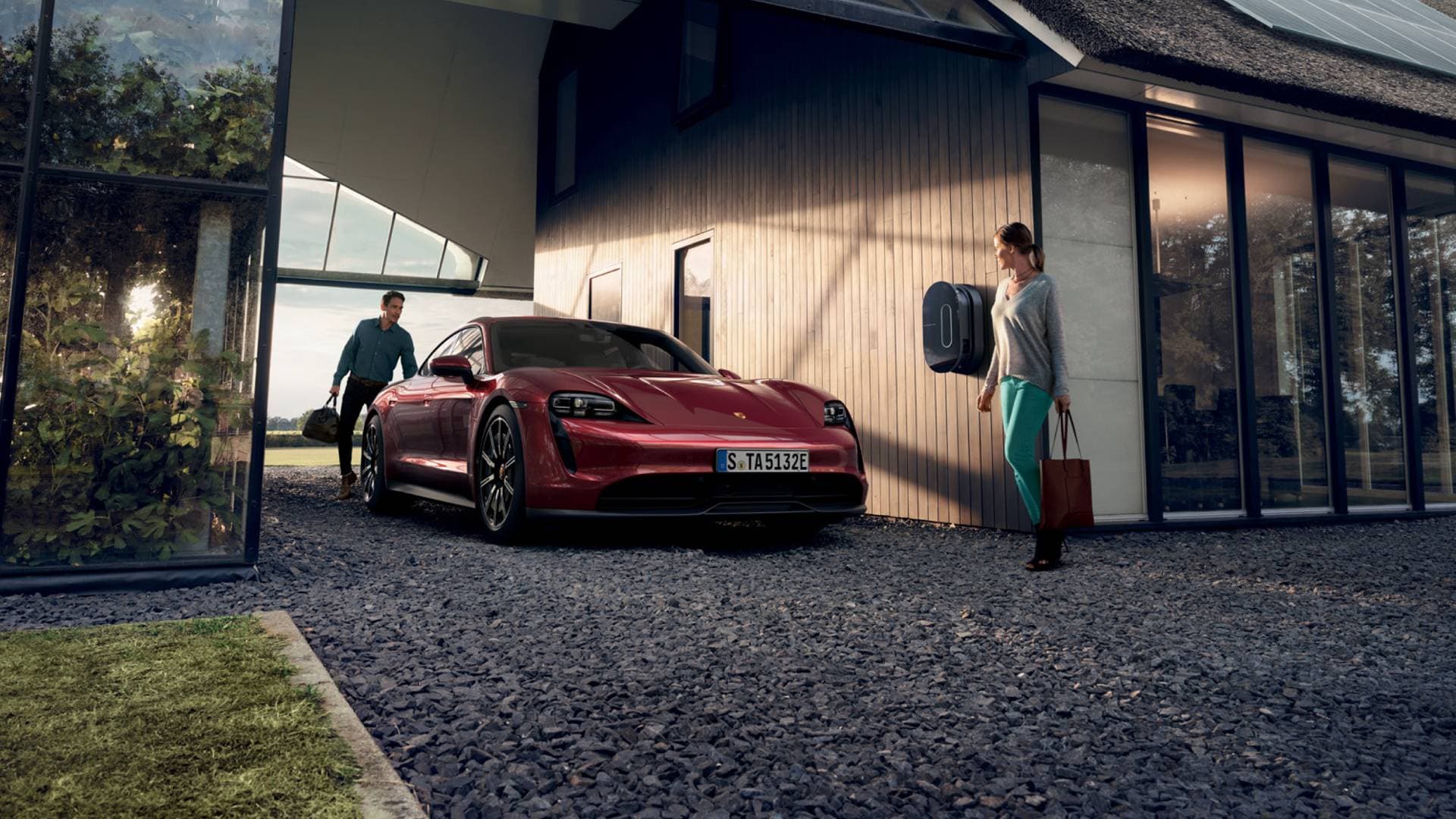 Porsche Taycan in der Garage