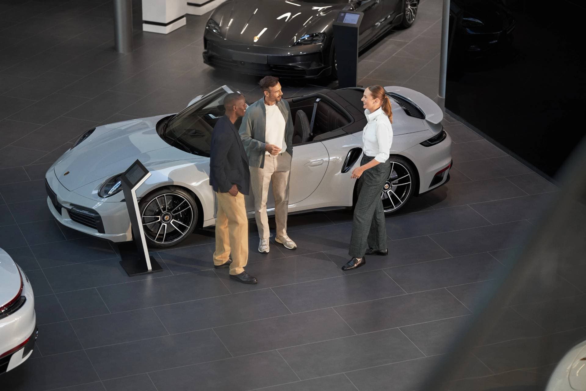 Porsche Taycan devant une maison