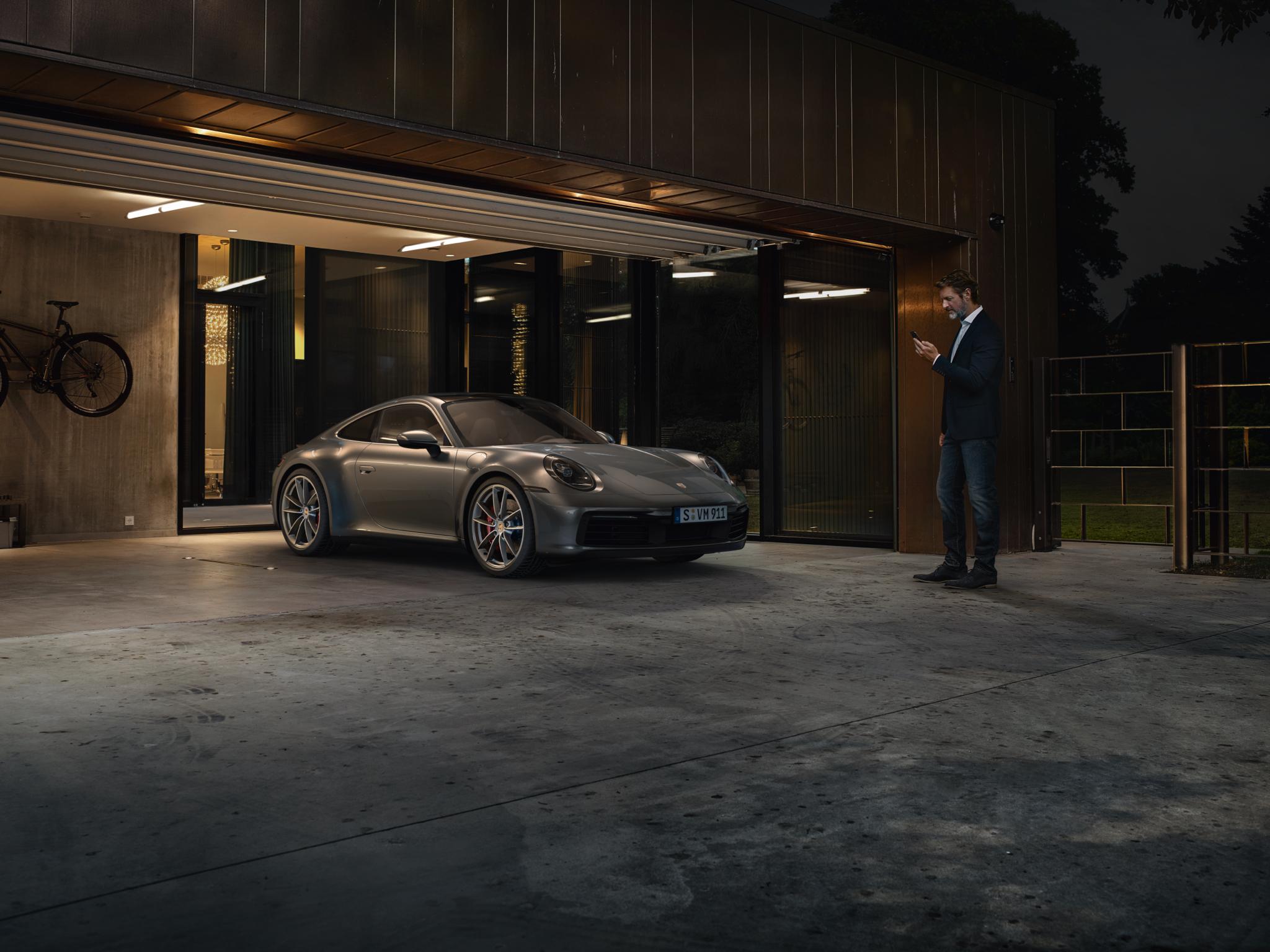 Porsche gris en un garaje