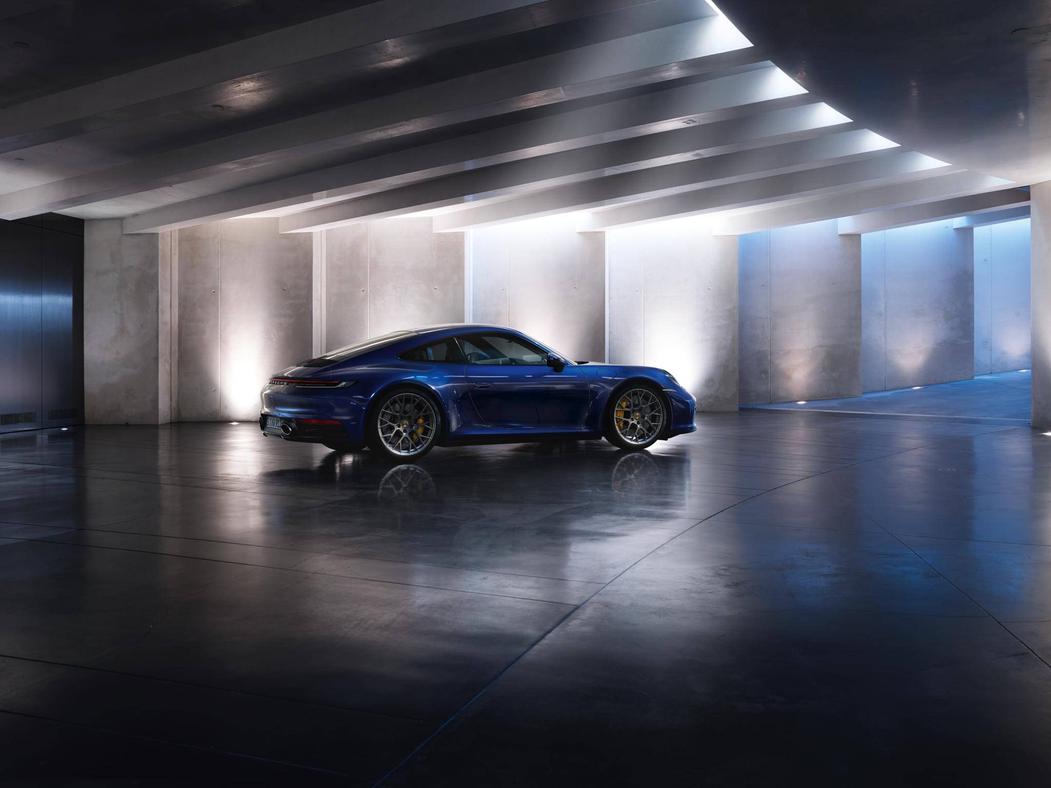Porsche 911 azul oscuro en un garaje